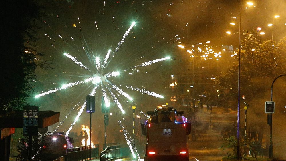 Día del Joven Combatiente: Carabinero baleado, cuatro micros quemadas y 75 detenidos