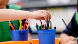 Sernac alerta sobre lápices falsificados vendidos en Barrio Meiggs: Provocarían riesgo de intoxicación para niños