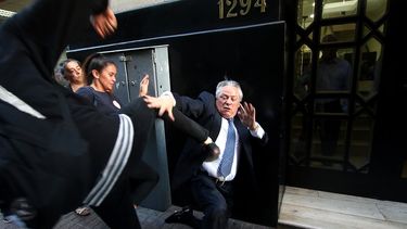 Fiscalía formalizará a dos imputadas por agresión a presidente del TC: Buscan al hombre que lo golpeó en la cara
