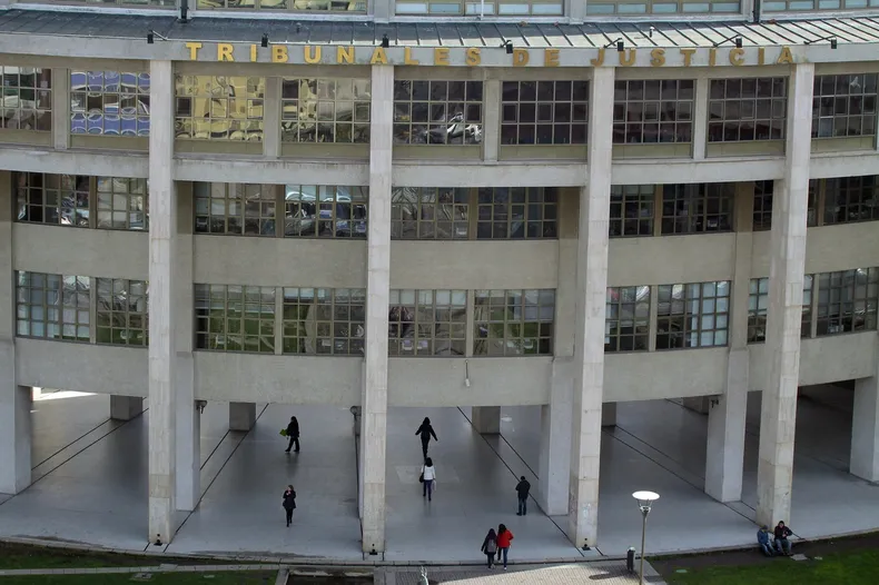 por no prevenir ni incluir  los argumentos que reiteran los fallos con que apoderados revocan expulsiones de colegios.webp