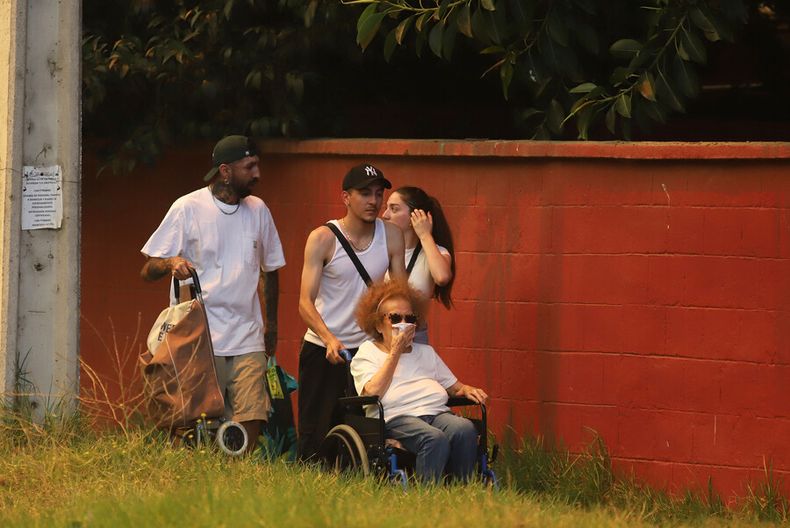 Cientos de personas evacuaron a adultos mayores sus animales y pertenecias luego de que el fuego amenazara el sector de Miraflores Bajo.jpg