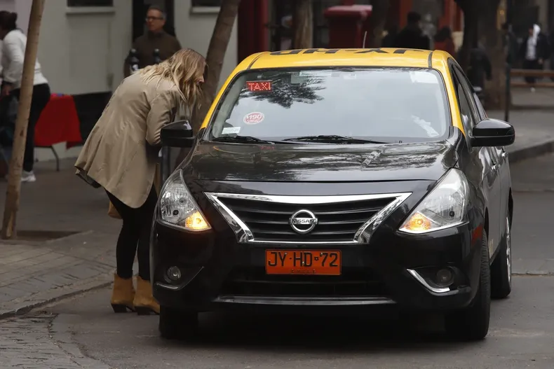 acusaron a taxista de dejar botado a pasajero y le bloquearon el ingreso al aeropuerto por 5 dias corte anulo sancion.webp