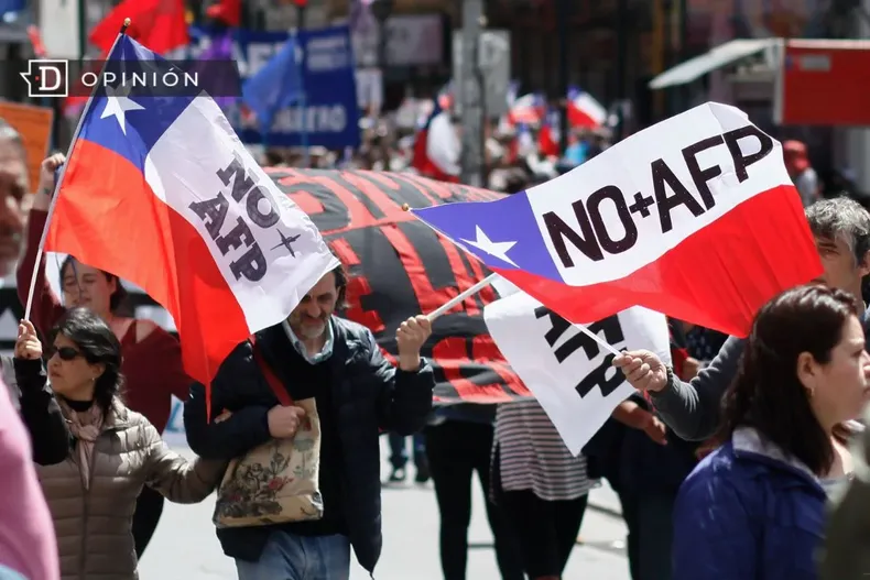 10608 gente protestando contra las afp.webp