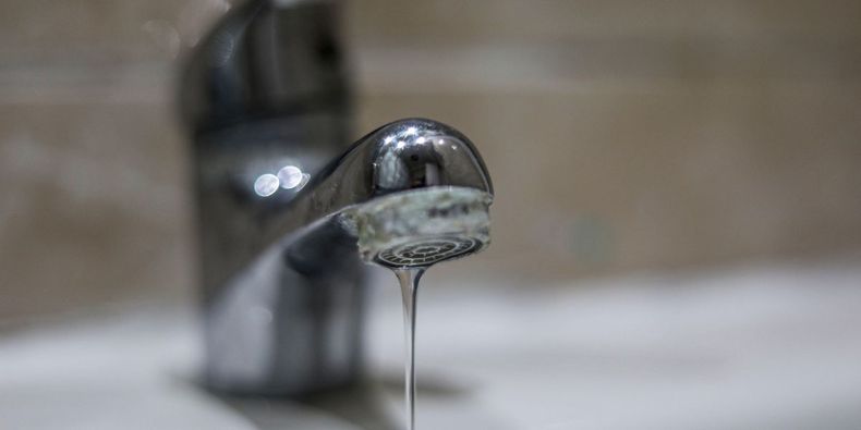 Corte de Apelaciones ordenó restablecer el agua a pareja de adultos mayores en Olmué / Agencia Uno