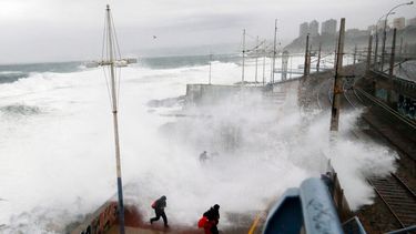 Sistema frontal traerá intensas precipitaciones y marejadas en zona centro sur del país
