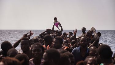 Inmigrantes rescatados que escaparon del infierno de Libia: Antes de matar a uno, lo violaban delante de nosotros