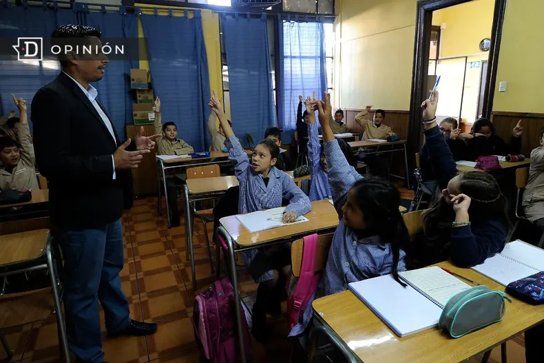 25063 profesor haciendo clases.webp
