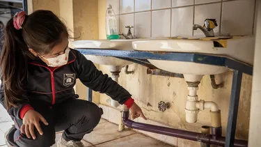 Colegios de Coquimbo cosechan agua de la niebla y ahorran 400 mil litros por año enfrentando la sequía