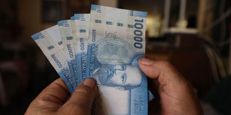 Más de la mitad gana $600 mil o menos en Chile / Agencia Uno