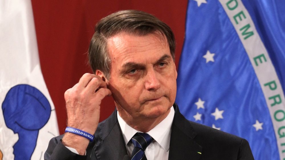Facebook censura video en que Bolsonaro vincula vacuna anti COVID-19 al SIDA