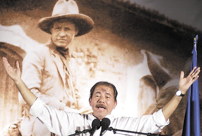 De fondo Sandino de frente Ortega.jpg