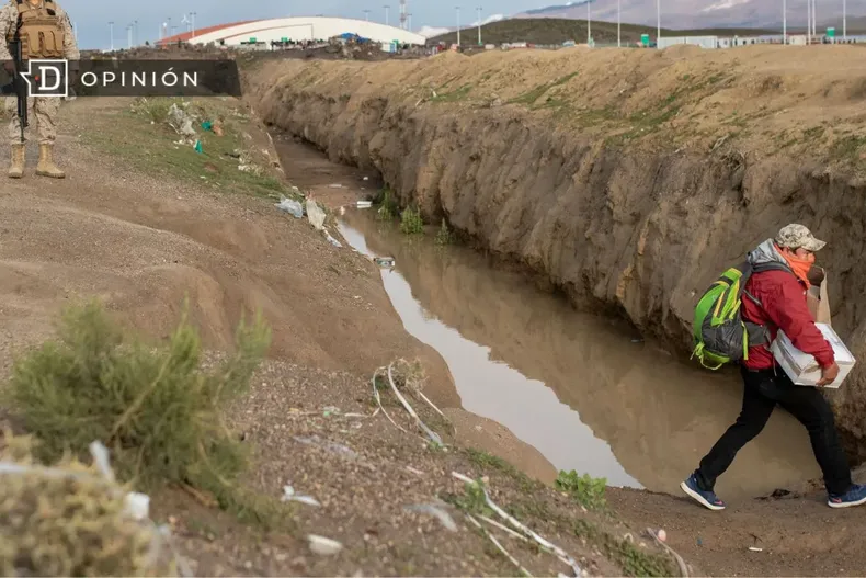 23973 foto de una imagen de una zanja custodiada por militares en .webp