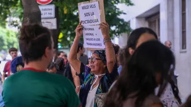 Trabajadores judiciales argentinos protestan contra la reforma laboral de Milei