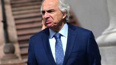 Fea caída de Andrés Chadwick en las escaleras de La Moneda termina con fractura y múltiples contusiones