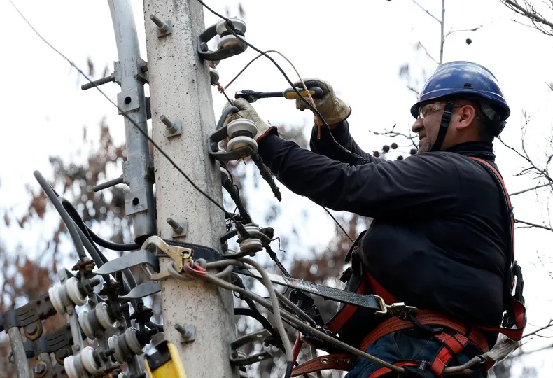 corte de luz programado alcanzara a 13 comunas de la region metropolitana este viernes 6 de febrero duraran hasta 8 horas.webp