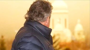 VIDEO| El momento en que periodista despachó en vivo un potente bombardeo ruso en Kiev