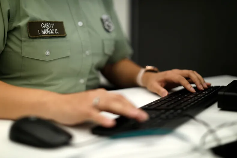 carabinera fue dada de baja por diagnosticos psiquiatricos y apelo suprema ordena nueva evaluacion por contradicciones.webp