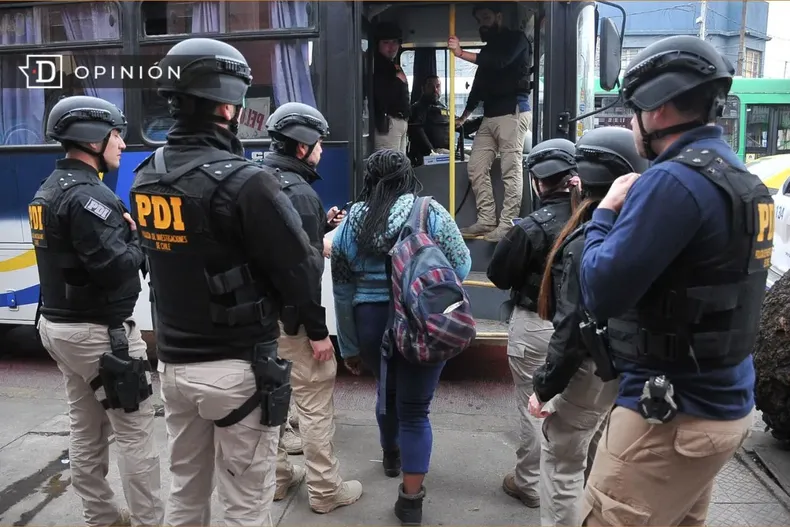 9069 imagen de la pdi subiendo a una persona a un bus.webp
