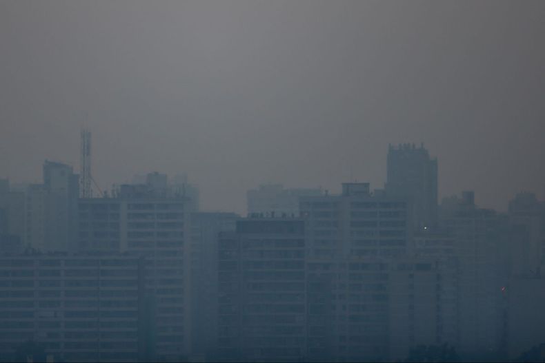 Imagen de un grupo de edificios en un Santiago / Agencia Uno