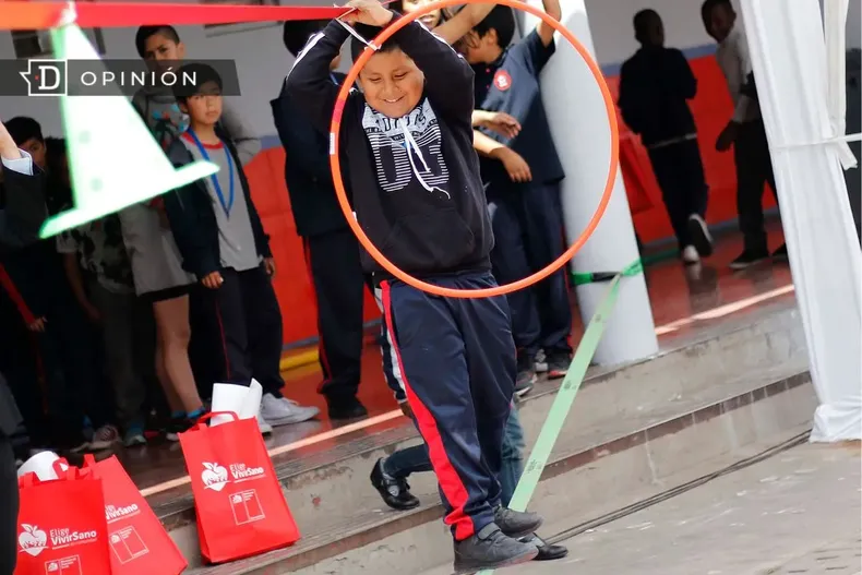 16250 ninos haciendo ejercicio en el patio de un colegio.webp