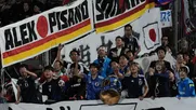 fotos| ejemplo de civismo: hinchas japoneses recogen basura en el estadio nacional tras partido con chile