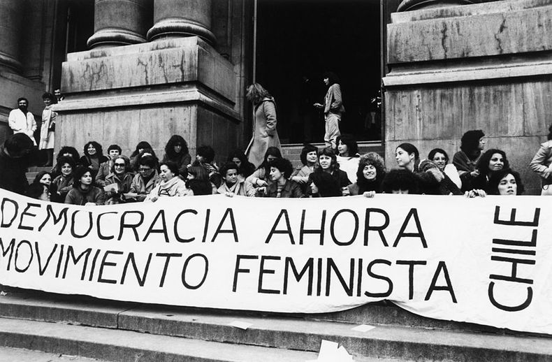 Feministas_en_lucha_anti_Pinochet_de_Kena_Lorenzini.jpg