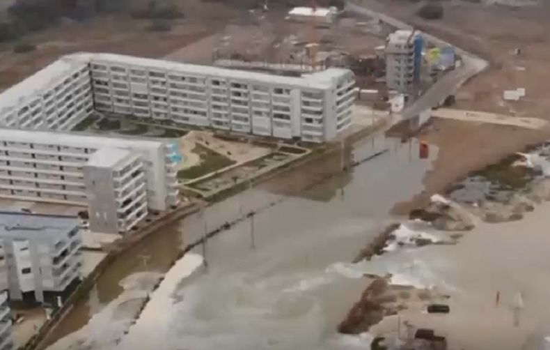 Edificios construidos en Humedal Estuario Los Molles.jpg