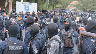 Somos pueblo y no podemos estar matando al propio pueblo: Policía en Honduras se niega a reprimir a manifestantes