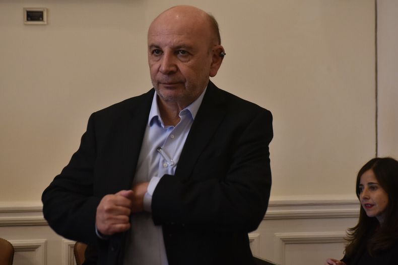Senador Juan Luis Castro criticó al gobierno y al ministro Martín Arrau - Agencia Uno