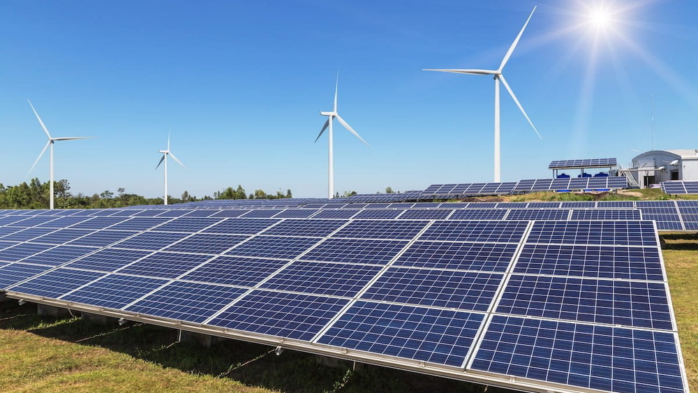 Empresas apuestan por uso paneles solares para reducir contaminación y costos operacionales.