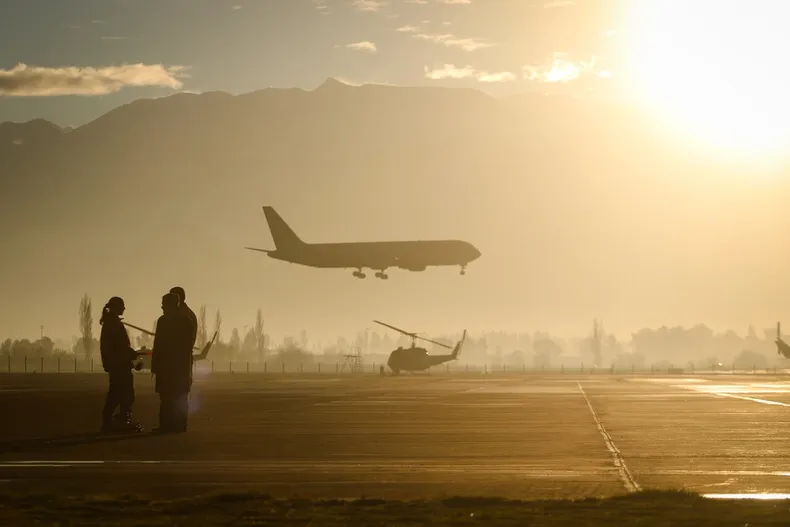 corte ordena pagar 28 millones a aerolinea que obligo a comprar otro ticket a pasajero al que nego embarque a chile.webp