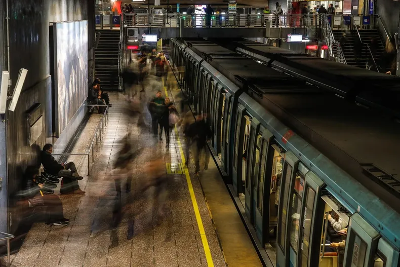 servicio interrumpido en la linea 5 por persona en las vias  cual es el estado del servicio .webp