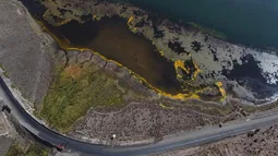Derrame de 25 mil litros de aceite de soya afecta a fauna del Lago Chungará y obliga a cierre de sector en Parque Nacional Lauca