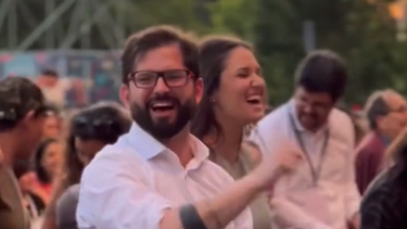 VIDEO| Boric inaugura fiesta navideña y baila junto a 31 minutos