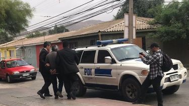 Detienen a padrastro de gemelas acusado de violarlas por cuatro años: Se había ocultado al interior de una mina