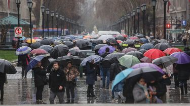 Lluvia en Santiago: Calles y pasos de nivel colapsan ante intensas precipitaciones