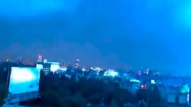 VIDEO| Fuerte terremoto en México deja daños y destellos azules en el cielo