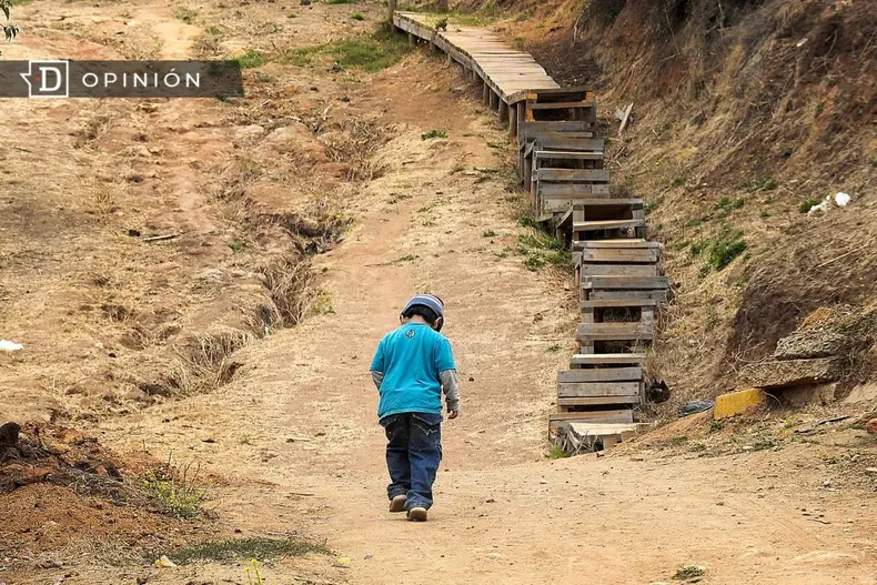 25485 un nino caminando solo en una zona rural.webp