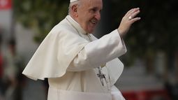 Papa suspende a cinco funcionarios por corrupción