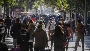 Estudio: Chilenos empiezan a sentirse viejos cuatro años antes que el promedio internacional
