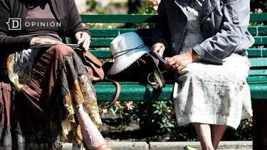 El Desconcierto | 27838 senoras de tercera edad en una banca.webp