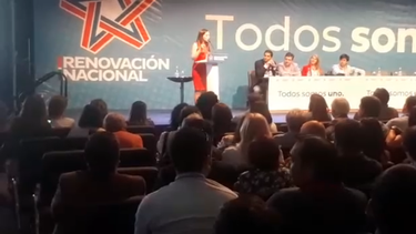 Camila Flores es ovacionada en consejo general de RN por calificarse de pinochetista