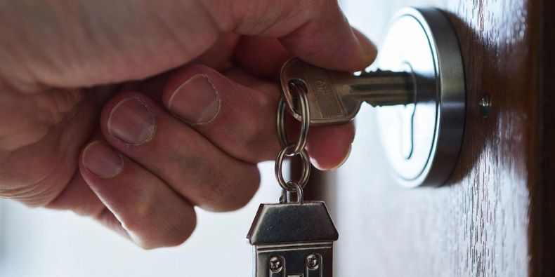 Serviu mantuvo la pérdida del subsidio por incumplimiento de ocupación de la vivienda / Grok (Referencial)