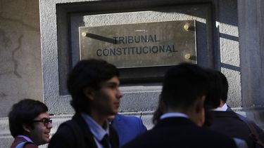 Exministros del Tribunal Constitucional echan por tierra opción oficialista por las 40 horas