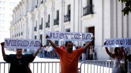 Protesta Colonia Dignidad en La Moneda / Agencia Uno Protesta Colonia Dignidad en La Moneda / Agencia Uno