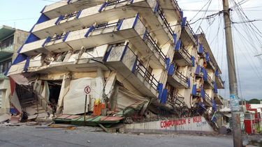 Aumenta a 32 el número de muertos por el megasismo en México
