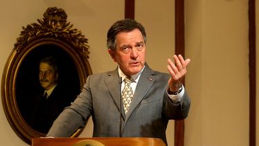 Sueldos millonarios: embajadores ganan entre 11 y 14 millones de pesos
