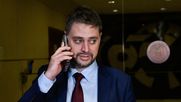 El diputado Daniel Manouchehri habla por telefono en los pasillos del Congreso - Agencia Uno