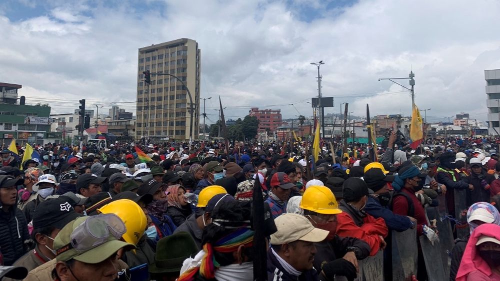 Multitudinaria marcha de unos 15.000 manifestantes avanza hacia el centro de Quito