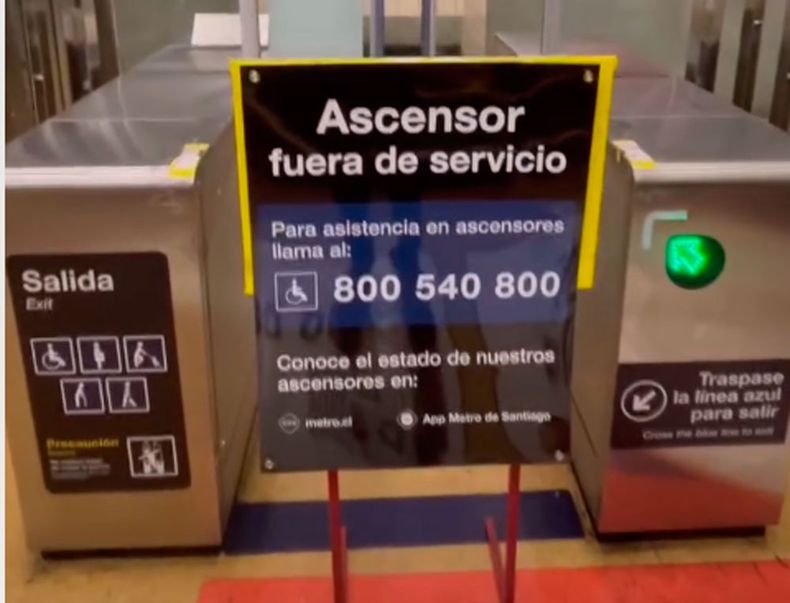Cartel habitual en estaciones del Metro de Santiago - Captura de video